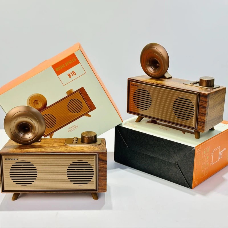 mini małe stare drewniane radio wykonane z drewna w stylu retro vintage