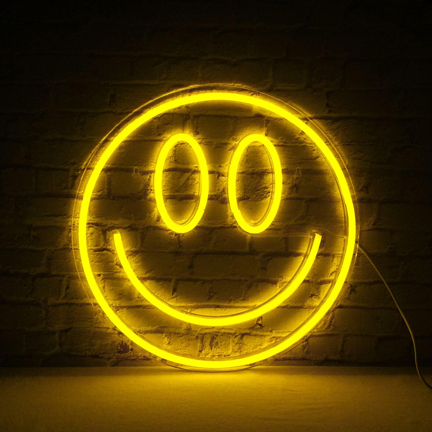 Uśmiechnięty neon LED na ścianie