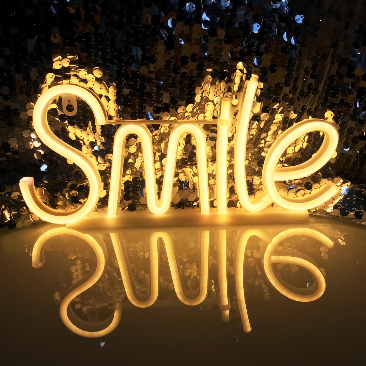 Uśmiechający się świecący znak LED na ścianie neonem