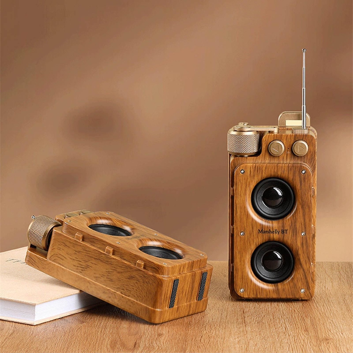 małe przenośne drewniane radio w stylu retro