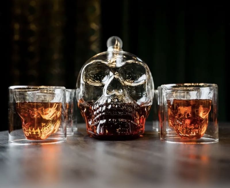 Karafka do whisky Skull z trójwymiarowymi szklankami w kształcie czaszki