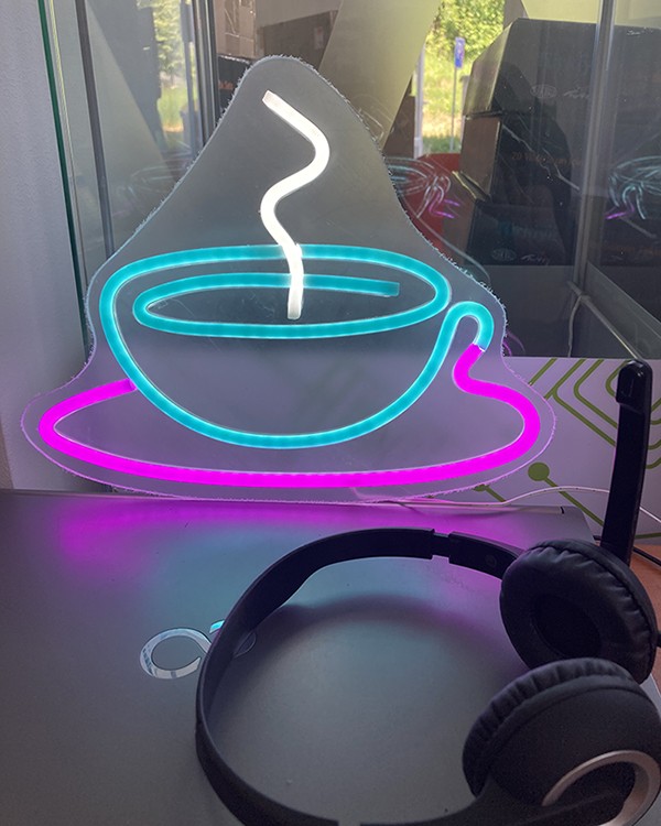 filiżanka kawy - malowanie ścian światłem LED